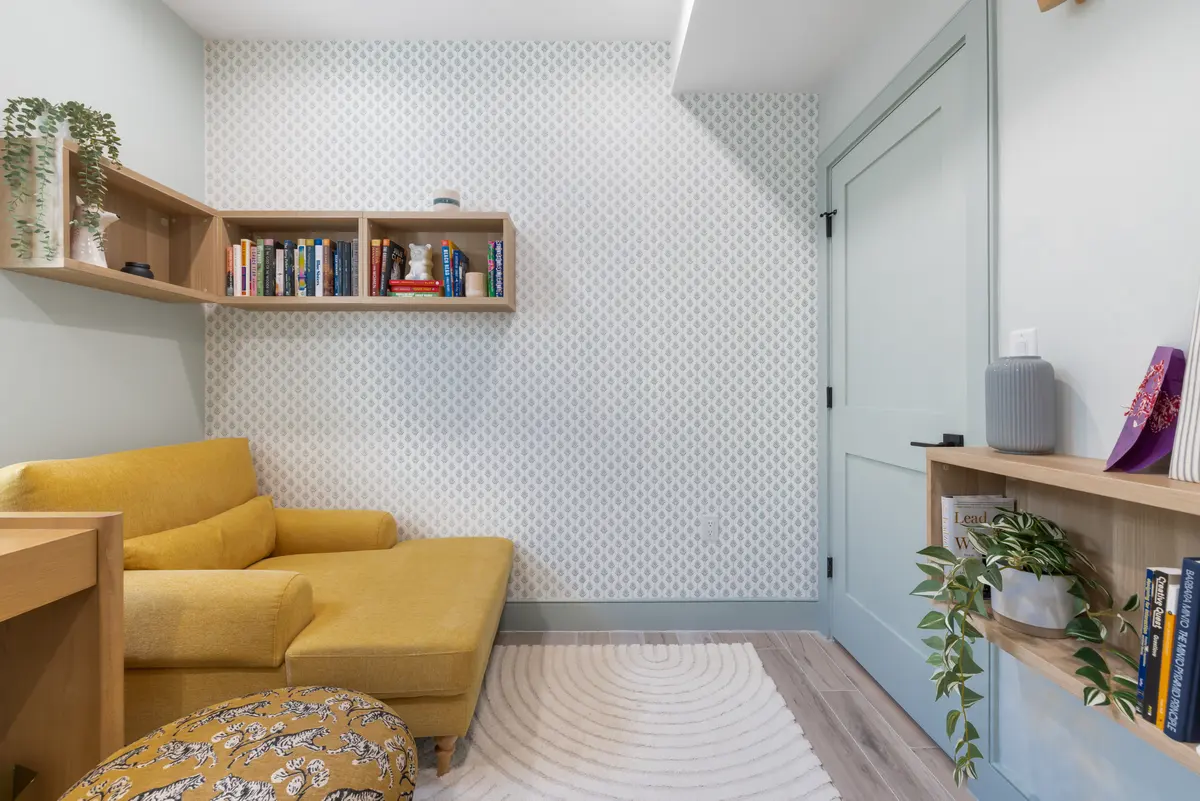 Built-in shelving and a seating corner in the bedroom/office